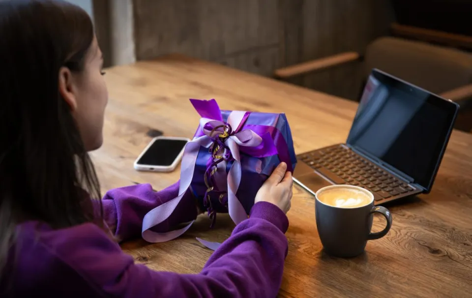 collaboratrice-ouvre-son-cadeau